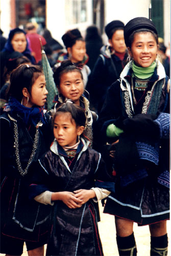 Weekend market - Sapa 
<br>
Photo: Robert Downie - December 1998 (EOS IX) 