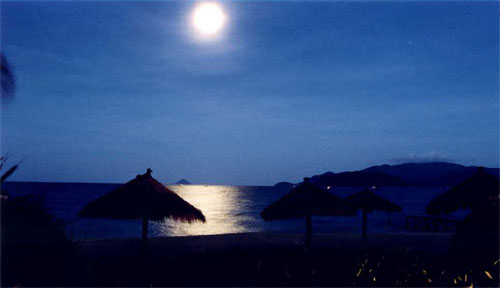 Moon rise over the South China Sea - Na Trang Sailing Club - Na Trang
<br>
Photo: Robert Downie - December 1998 (EOS IX) 